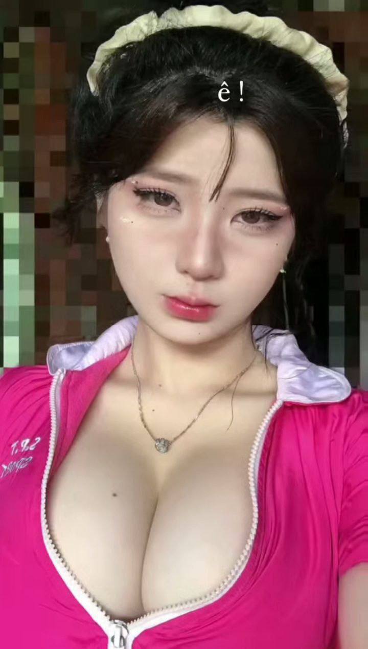 Sau một lần được chị gái dạy hôn, cậu em trai làm liều và muốn đụ chị ấy mỗi ngày