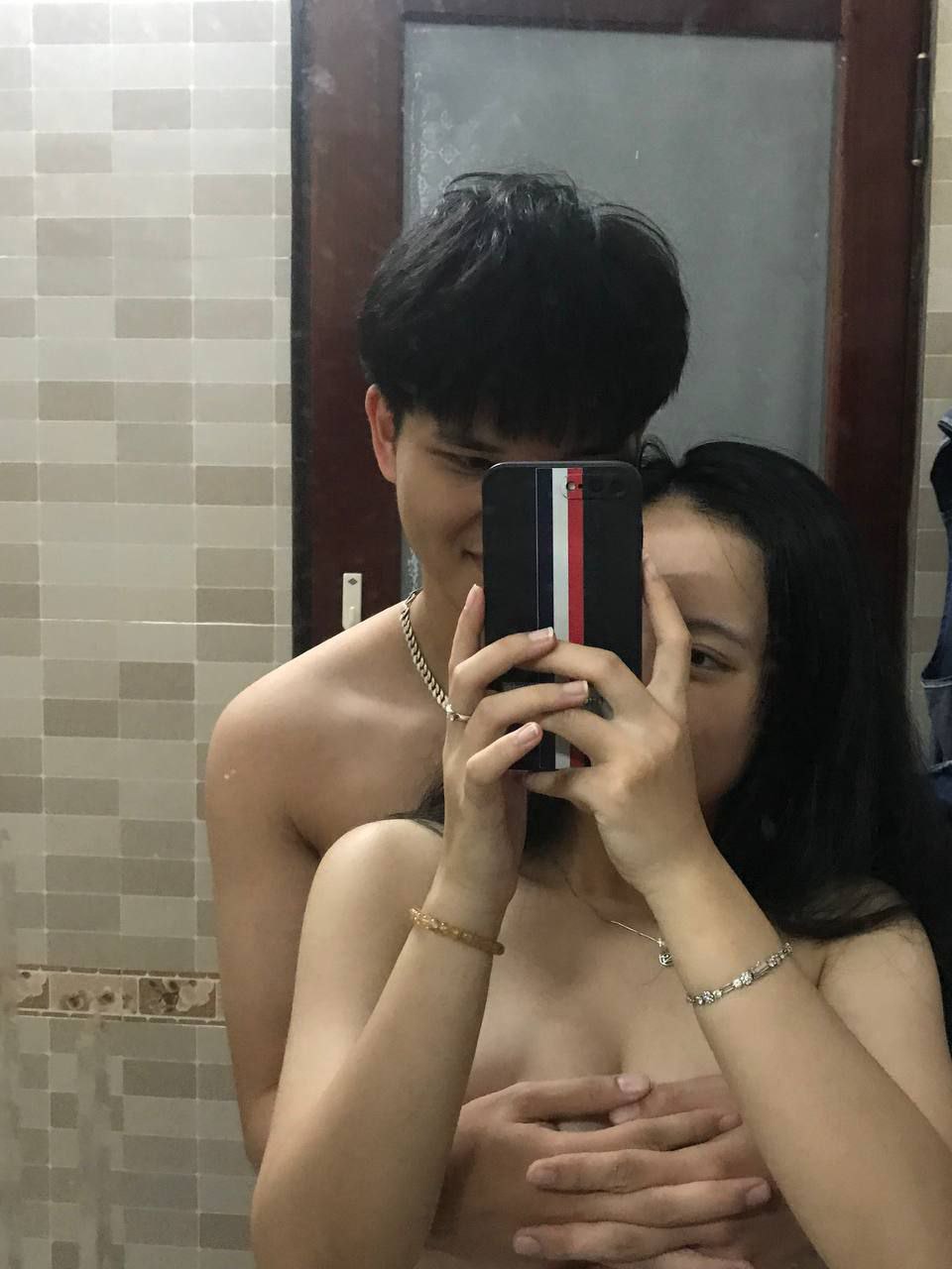 Người đàn ông bị ném bom nổ súng vào mặt và bên trong