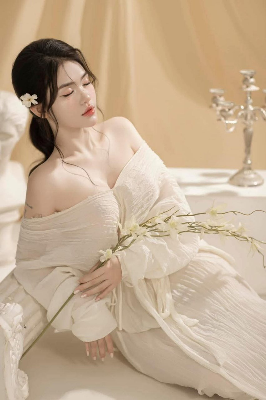 Quản lý già rất cứng nhưng em thư ký rất dâm đãng nên…