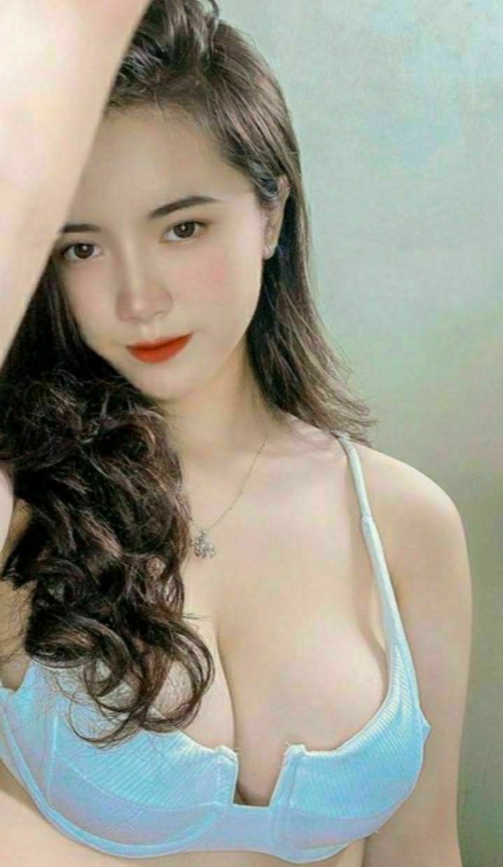 NTR-Trong lúc trả lời điện thoại của chồng, tôi đã thổi kèn cho bạn tình